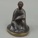 Miguel Ángel Macías, MUJER SENTADA, Bronce, patinado en color marrón