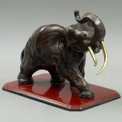 Elefante, SIGLO XX, Bronce, patinado en color marrón; base de madera
