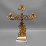 Candelabro, SIGLO XX, Bronce dorado, para 3 luces; decorado con relieves de figuras vegetales y escena campirana; bases de alabastro