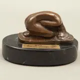 Gabriel Ponzanelli, LA DANAIDE, Bronce, patinado en color marrón; base de mármol negro