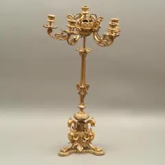 Candelabro, FRANCIA, SIGLO XX, Bronce, acabado dorado, para seis luces; soporte trípode a manera de garra, relieves en forma de animales fantásticos, acantos y figuras vegetales