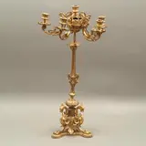Candelabro, FRANCIA, SIGLO XX, Bronce, acabado dorado, para seis luces; soporte trípode a manera de garra, relieves en forma de animales fantásticos, acantos y figuras vegetales