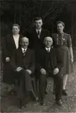August Sander, Ohne Titel (Familienporträt), 1942, Vintage. Gelatinesilberabzug
