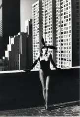Helmut Newton, "Elsa Peretti's Portrait als 'bunny' auf der Terasse ihrer New Yorker Wohnung", Gelatinesilberabzug