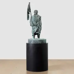 Thomas Schütte, Mann mit Fahne (M 1:5), 2018, bronze, on artist's steel base