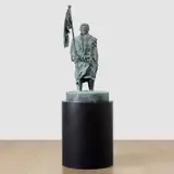 Thomas Schütte, Mann mit Fahne (M 1:5), 2018, bronze, on artist's steel base