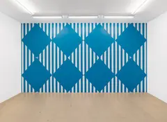 Daniel Buren, D'un Losange à L'Autre, 2006, white self-adhesive vinyl on blue acrylic paint, wallpainting