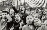 Alfred Eisenstaedt, Children at a Puppet Theatre, Paris