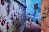 Steve McCurry, Boy in Mid-Flight, Jodhpur, India
