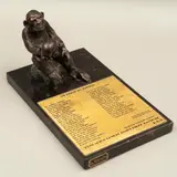 Un Error de Darwin, SIGLO XX, Bronce, patinado en color marrón; base de mármol negro (lascaduras), placa con poema y la leyenda FUNDACIÓN ERNEST JAMES PIPER HAYSOME