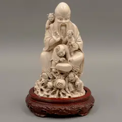 Anciano Con Infantes, CHINA, PRIMERA MITAD DEL SIGLO XX, Talla en marfil; decoración esgrafiada, tinta negra; con base de madera