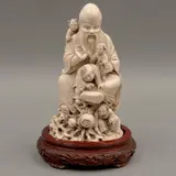 Anciano Con Infantes, CHINA, PRIMERA MITAD DEL SIGLO XX, Talla en marfil; decoración esgrafiada, tinta negra; con base de madera