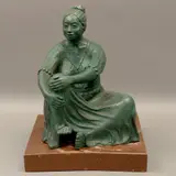 Carlos Aguirre, MUJER SENTADA, Bronce, patinado en color verde; con base de madera