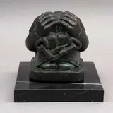 Personaje Encadenado, MÉXICO, SIGLO XX, Bronce, patinado en color verde; base de mármol negro (lascaduras)