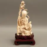 Sabio Anciano Con Tigre, CHINA, PRIMERA MITAD DEL SIGLO XX, Talla en marfil, decoración esgrafiada, tinta negra; con base de madera