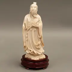Sabio Anciano Con Cetro y Espada, CHINA, SIGLO XX, Talla en marfil, decoración esgrafiada, tinta negra; con base de madera