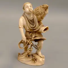 Pescador Con Trompeta de Caracol, JAPÓN, SIGLO XX, Talla en marfil, decoración esgrafiada y entintada
