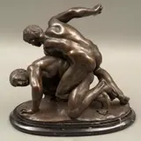 los Luchadores*, FRANCIA, PRIMERA MITAD DEL SIGLO XX, Bronce, patinado en color marrón; base de mármol negro