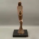 Maternidad, SIGLO XX, Bronce, patinado en color marrón; base de madera