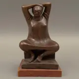 Mujer Sentada, SIGLO XX, Bronce, patinado en color marrón; base de madera