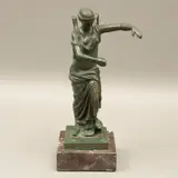 SIGLO XX by Victoria Alada de Brescia*, Bronce, patinado en color verde; base de mármol gris, sold Oct 2023