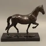 Caballo, FRANCIA, SIGLO XX, Bronce, patinado en color marrón; base de mármol negro