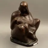 Maternidad, SIGLO XX, Bronce, patinado en color marrón; base de mármol negro