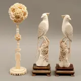 Aves y Esfera de la Vida, CHINA, SIGLO XX, Talla en marfil, decoración esgrafiada, tinta negra; aves con bases de madera