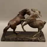 Dos Caballos, MÉXICO, SIGLO XX, 1985, Bronce, patinados en color verde y marrón; base de mármol negro