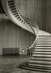 Karl Hugo Schmölz, Funkhaus. Erdgeschossfoyer mit Treppe zum Obergeschossfoyer, 1952, Vintage. Gelatinesilberabzug