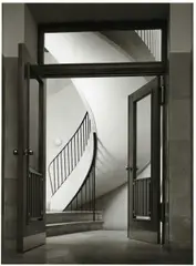 Karl Hugo Schmölz, Klinik in der Königstr. 37, Eingangstüre mit Treppenaufgang, 1950, Vintage. Gelatinesilberabzug