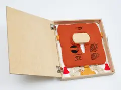 Doug Aitken, Tools for Warmth and Departure, 2003, wool and photographs, in artist’s wooden box