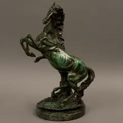 Caballo Rampante, SIGLO XX, Bronce, patinado en color verde; base de mármol