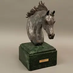 Cabeza de Caballo, MÉXICO, SIGLO XX, Bronce, patinado en color gris; base de mármol verde
