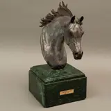 Cabeza de Caballo, MÉXICO, SIGLO XX, Bronce, patinado en color gris; base de mármol verde