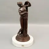 Venus Calipigia*, SIGLO XX, Bronce, patinado en color marrón; base de alabastro