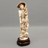 Personaje Con Grullas, CHINA, SIGLO XX, Talla en marfil, decoración esgrafiada, tinta negra; con base de madera