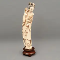 Dama Con Flor, CHINA, PRINCIPIOS DEL SIGLO XX, Talla en marfil, decoración esgrafiada, tinta negra; con base de madera