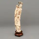 Dama Con Flor, CHINA, PRINCIPIOS DEL SIGLO XX, Talla en marfil, decoración esgrafiada, tinta negra; con base de madera
