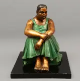 Mujer Sentada, MÉXICO, SIGLO XX, Bronce, patinado policromo; base de madera