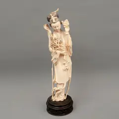 Dama Con Flor, CHINA, SIGLO XX, Talla en marfil, decoración esgrafiada, tinta negra; con base de madera