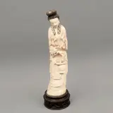 Dama Con Canasta, CHINA, SIGLO XX, Talla en marfil, decoración esgrafiada, tinta negra; con base de madera