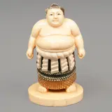 Luchador de Sumo, JAPÓN, SIGLO XX, Talla en marfil, decoración esgrafiada, tinta negra y policromía; firmado