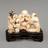 Buda Con Personajes, JAPÓN, SIGLO XX, Talla en marfil, decoración esgrafiada, tinta negra y policromía; firmado, con base de madera