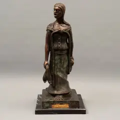 VENDEDORA DE AVES by David Galván, Bronce, patinado en color marrón; con base de mármol negro, offered Jul 2023