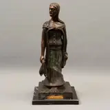 David Galván, VENDEDORA DE AVES, Bronce, patinado en color marrón; con base de mármol negro