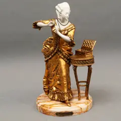 FRANCIA, SIGLO XX by Marquise*, Bronce dorado, con aplicaciones de porcelana blanca, base de ónix veteado, offered Jul 2023