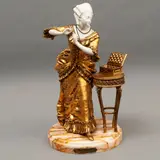 Marquise*, FRANCIA, SIGLO XX, Bronce dorado, con aplicaciones de porcelana blanca, base de ónix veteado