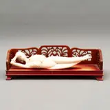 Dama de Consultorio, CHINA, SIGLO XX, Talla en marfil; decoración esgrafiada, tinta negra, con base de madera a manera de diván
