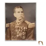 Anónimo, a) Retrato de militar, Fotografía intervenida y pendiente en metal dorado